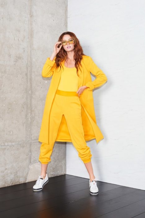 Chica usando prendas de color amarillo para la primavera 2020