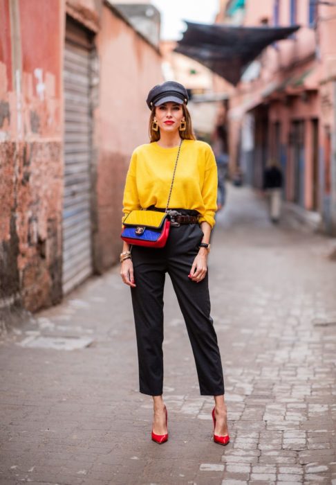 Chica usando prendas de color amarillo para la primavera 2020