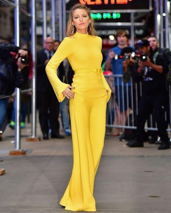 Chica usando prendas de color amarillo para la primavera 2020