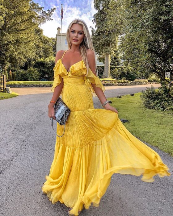 Chica usando prendas de color amarillo para la primavera 2020