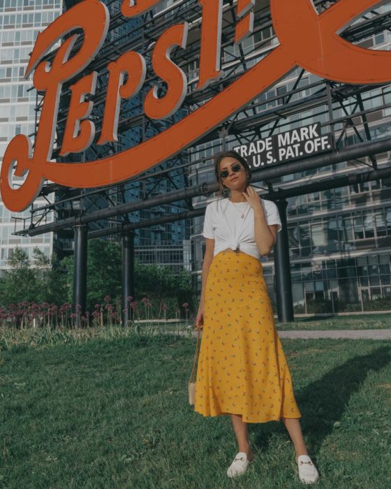 Chica usando prendas de color amarillo para la primavera 2020