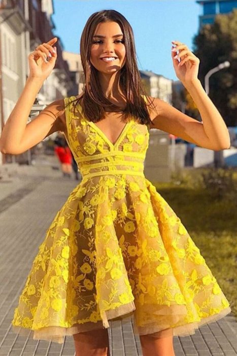 Chica usando prendas de color amarillo para la primavera 2020