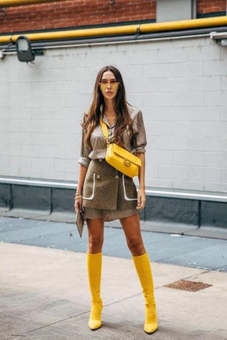 Chica usando prendas de color amarillo para la primavera 2020