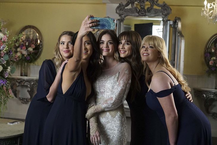 Escena de Pretty Little Liars en la boda de Aria