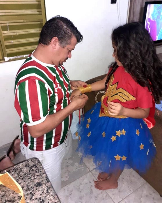 Papá le confecciona disfraz de la Mujer Maravilla a su hija