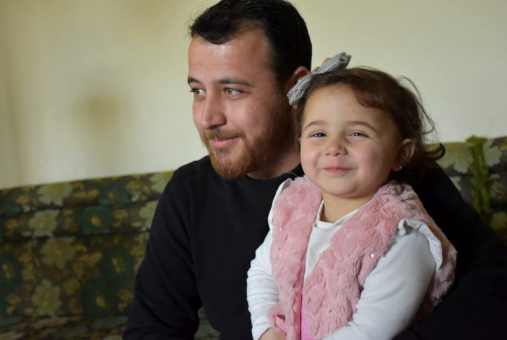 Abdullah al-Mohammad, padre sirio, enseña a su hija a reír cuando caen bombas
