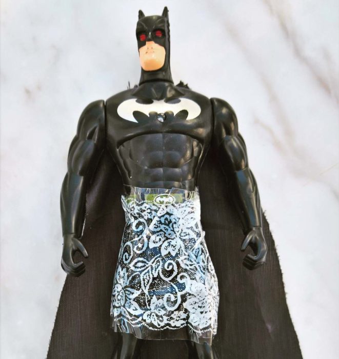 Muñeco de Batman pegado en la parte de la cintura con cinta estampada 