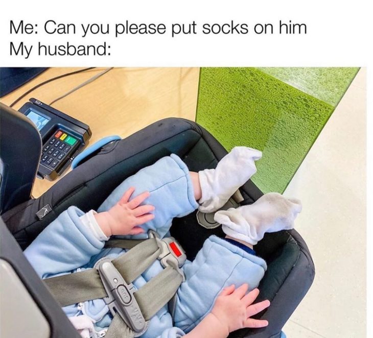 bebe sentado en su sillita y usando unas calcetas grandes 