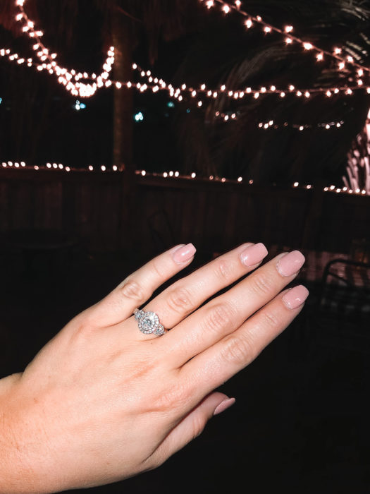 Chica mostrando su anillo de compromiso, anillo de plata con diamante