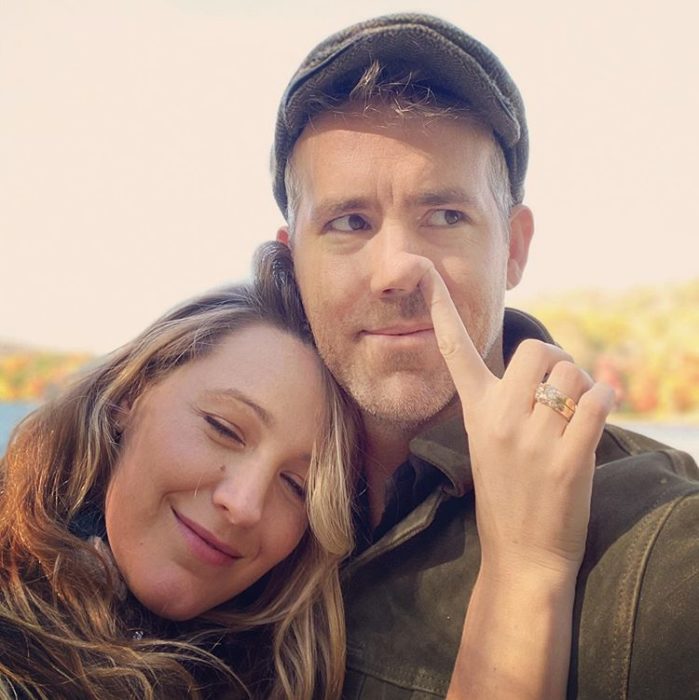 Ryan Reynolds y Blake Lively bromeando 