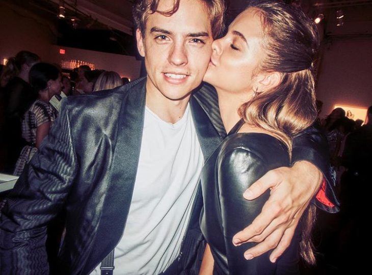 Dylan Sprouse y Barbara Palvin abrazados durante una fiesta 