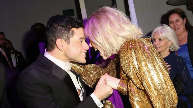  Rami Malek y Lucy Boynton viendose a los ojos emocionados