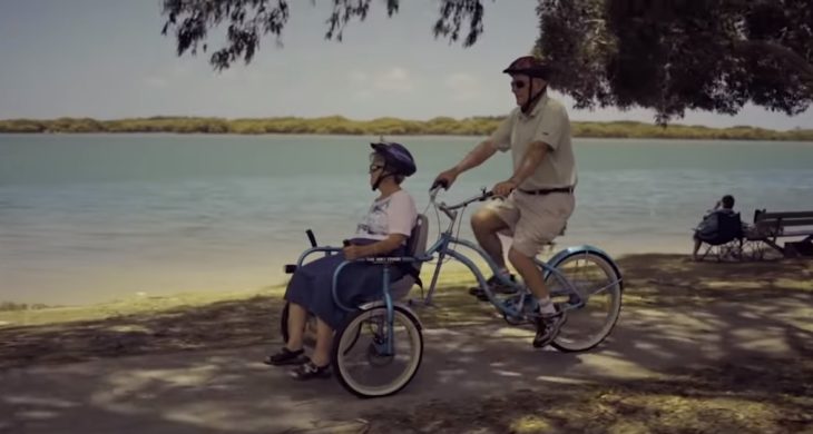 Bill y Glad paseando en bicicleta