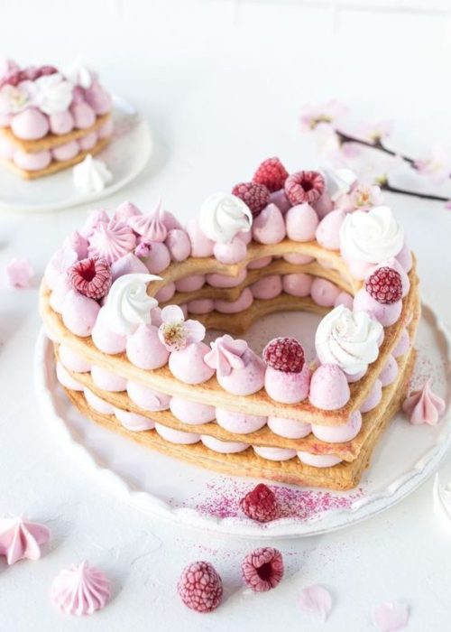 Pastel de merengue de fresa y vainilla con galleta suave en forma de corazón