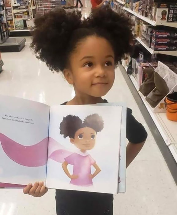 Niña sosteniendo un libro infantil 