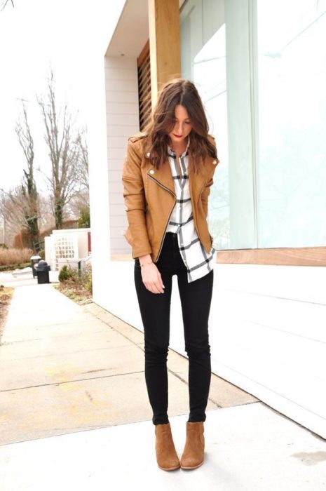 Outfit color camel y camisa blanca con pantalón negro 