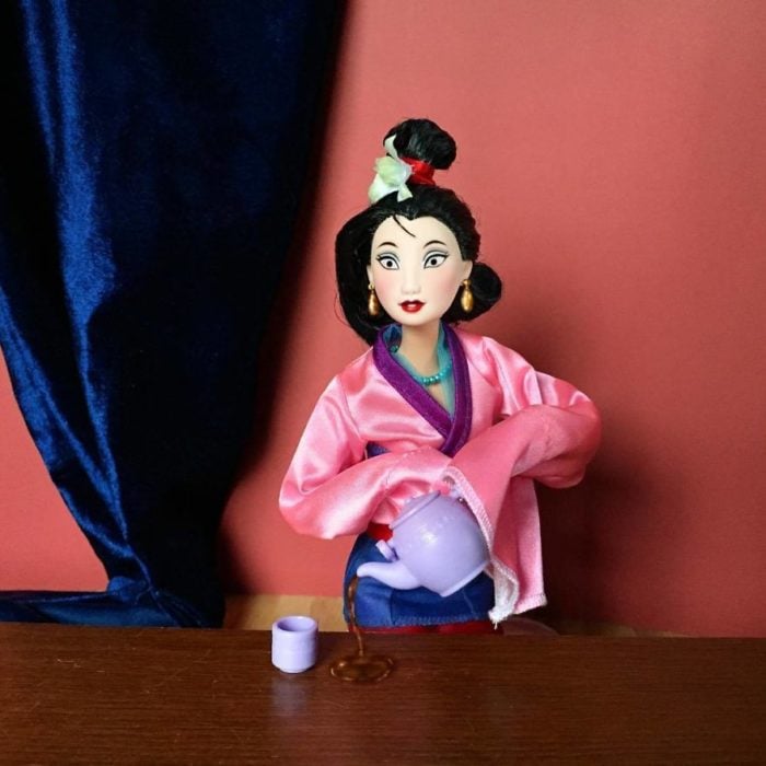 Muñecos Barbie utilizados para recrear la escena de Mulan a la hora del te 