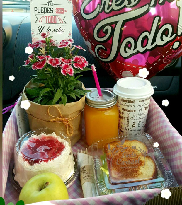 Regalos para darle a tu novio en San Valentín; desayuno sorpresa, glores, café, jugo, pastel, sándwich y manzana