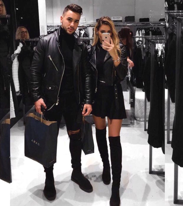 Regalos para darle a tu novio en San Valentín; pareja tomándose selfie frente al espejo de una tienda; ropa