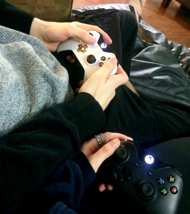 Regalos para darle a tu novio en San Valentín; videojuegos, pareja jugando, controles de Xbox