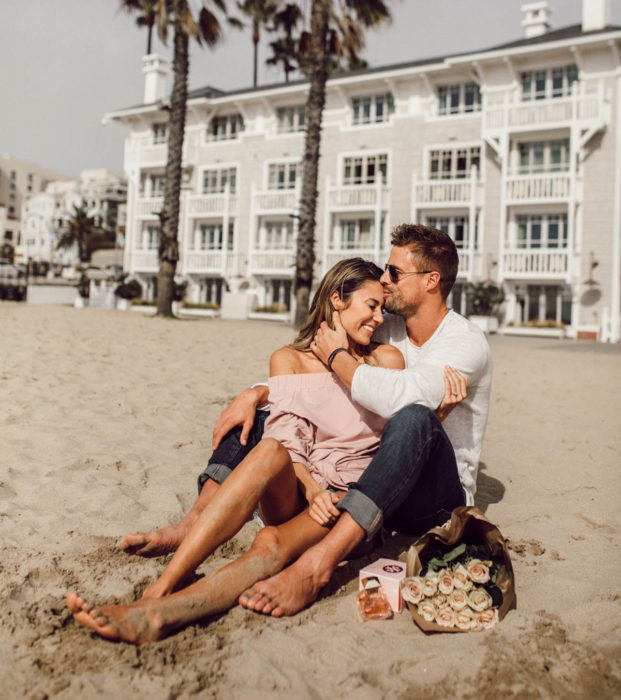 Regalos para darle a tu novio en San Valentín; pareja de vacaciones en la playa