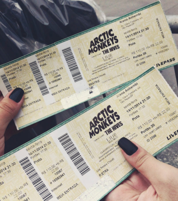 Regalos para darle a tu novio en San Valentín; boletos para concierto de rock, Arctic Monkeys