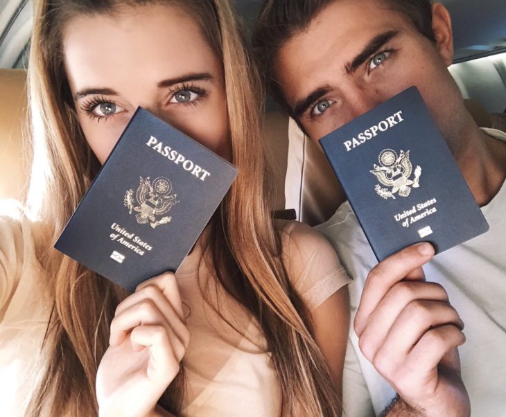 Pareja sosteniendo sus pasaportes en las manos 