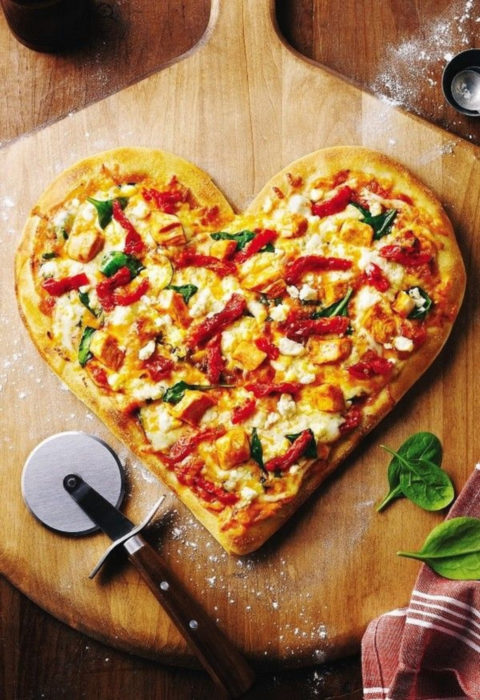 Pizza cortada en forma de corazón 