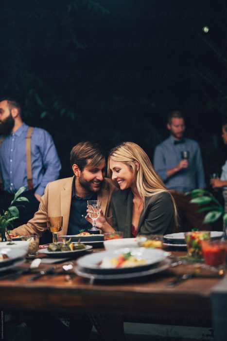 Coppia a cena romantica in un ristorante elegante