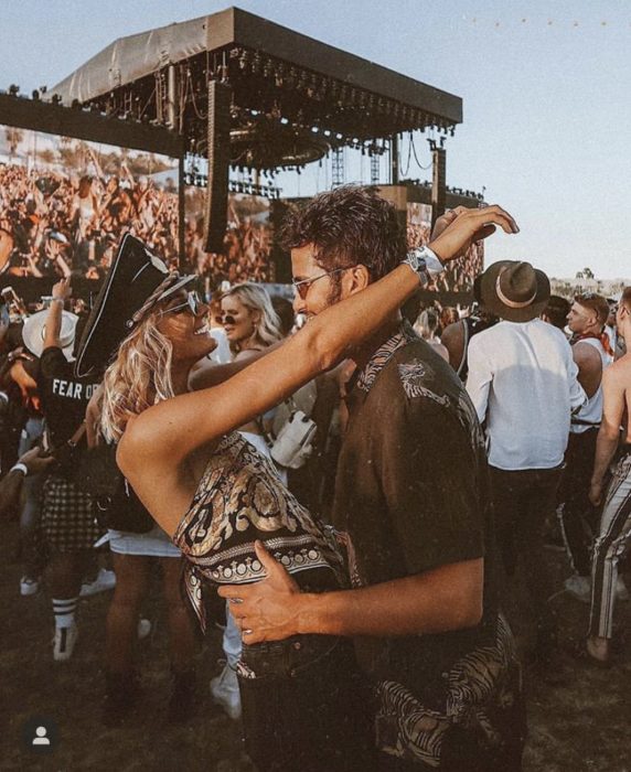 Pareja abrazados en un concierto de rock