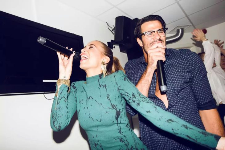 Pareja de novios cantando en karaoke