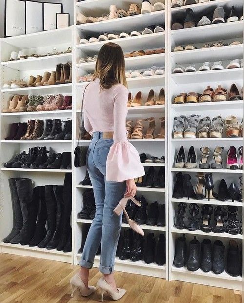 Chica buscando un par de zapatos en un armario