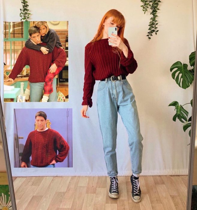 Outfit inspirado en Ross de Friends utilizando mom jeans, suéter holgado y converse