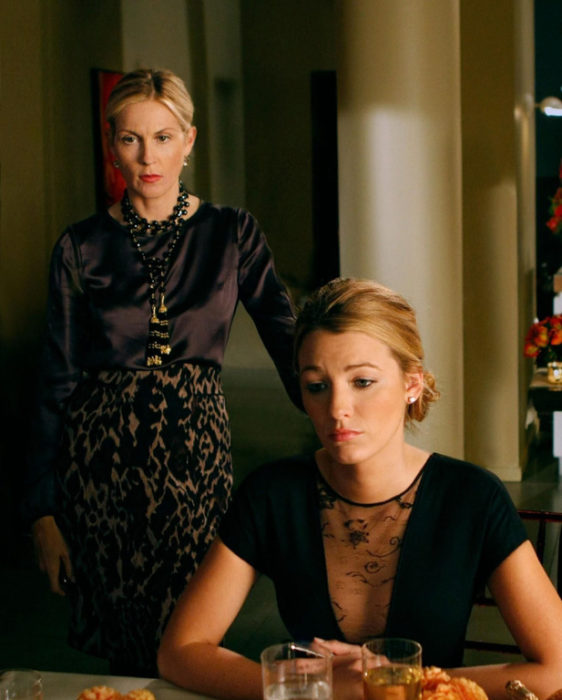 Escena de Gossip Girl, Serena esta triste mientras su madre le habla