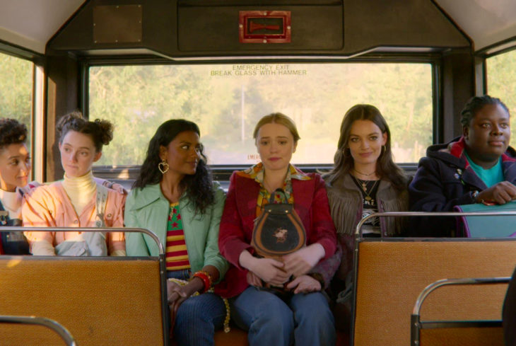 Sex Education, serie de Netflix; escena del autobús, Maeve, Ola, Aimee, Lily, Olivia y Viv