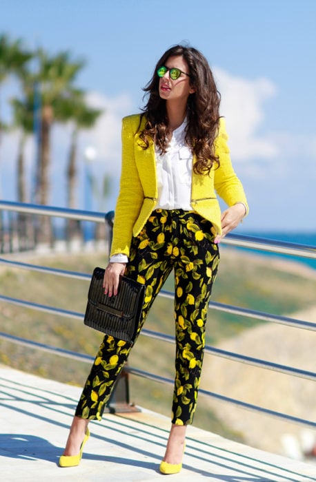 Mujer usando tacones amarillos con outfit en conjunto