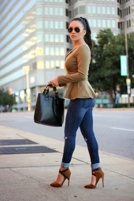 Mujer utilizando tacones color camel, con outfit casual