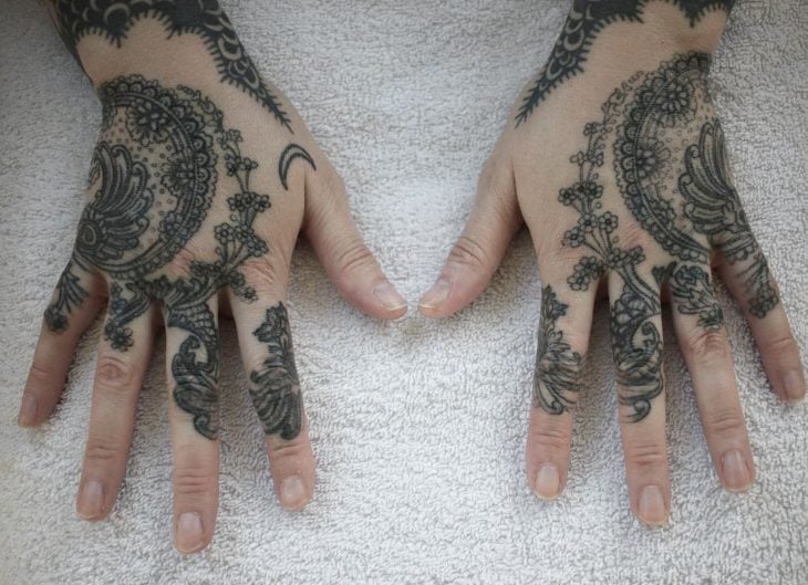 Tatuaje tipo mandala sobre las manos