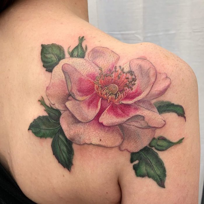 Tatuaje de flor sobre hombro