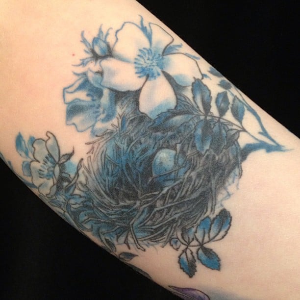 Tatuaje en antebrazo de tatuaje en tinta negra y azul