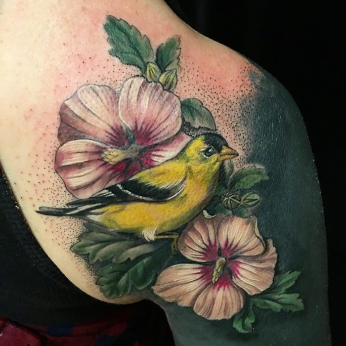 tatuaje de flores y gorrión amarillo