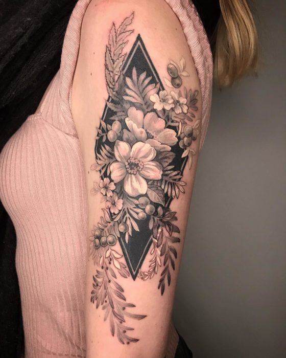 Tatuaje de flores con fondo de rombo en B&N