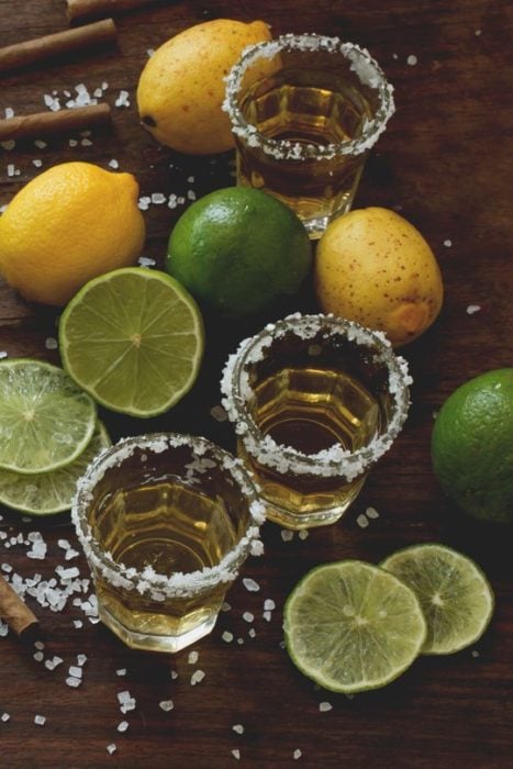 Caballitos de tequila con limón y sal