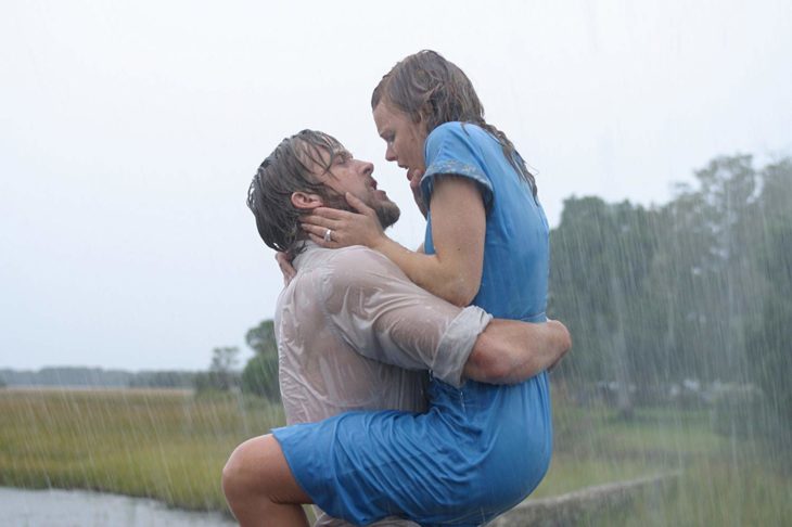 Escena de Notebook cuando Allie y Noah se besan bajo la lluvia