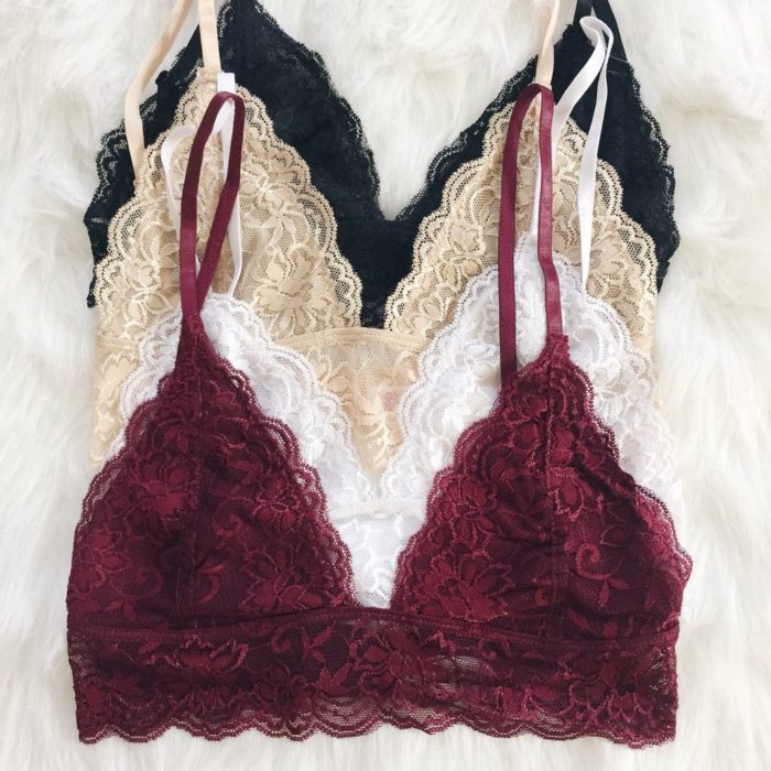 Diferentes tipos de bralette puestos sobre una cama de peluche
