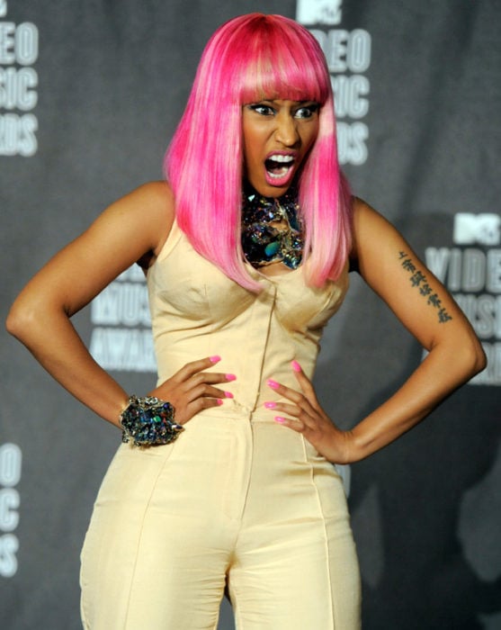 Nicki Minaj usando peluca rosa fucsia