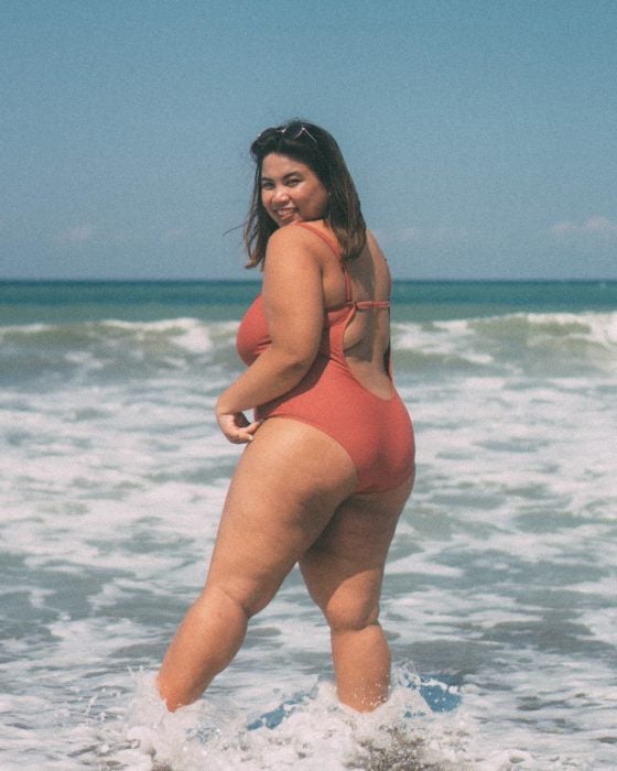 Bianca Felipe en traje de baño, disfrutando de un día en la playa
