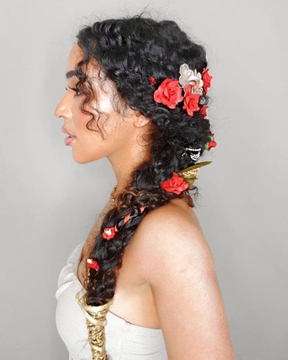 Trenzado bohemio para novia de cabello rizado con toques florales