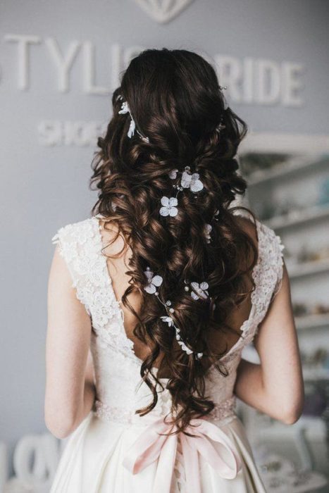 Semirecogido de novia en cabelo rizado tipo twist con adornos florales