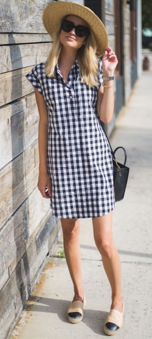 Vestido camisero, de tela fresca en estampad a cuadros y colores azul marino y blanco